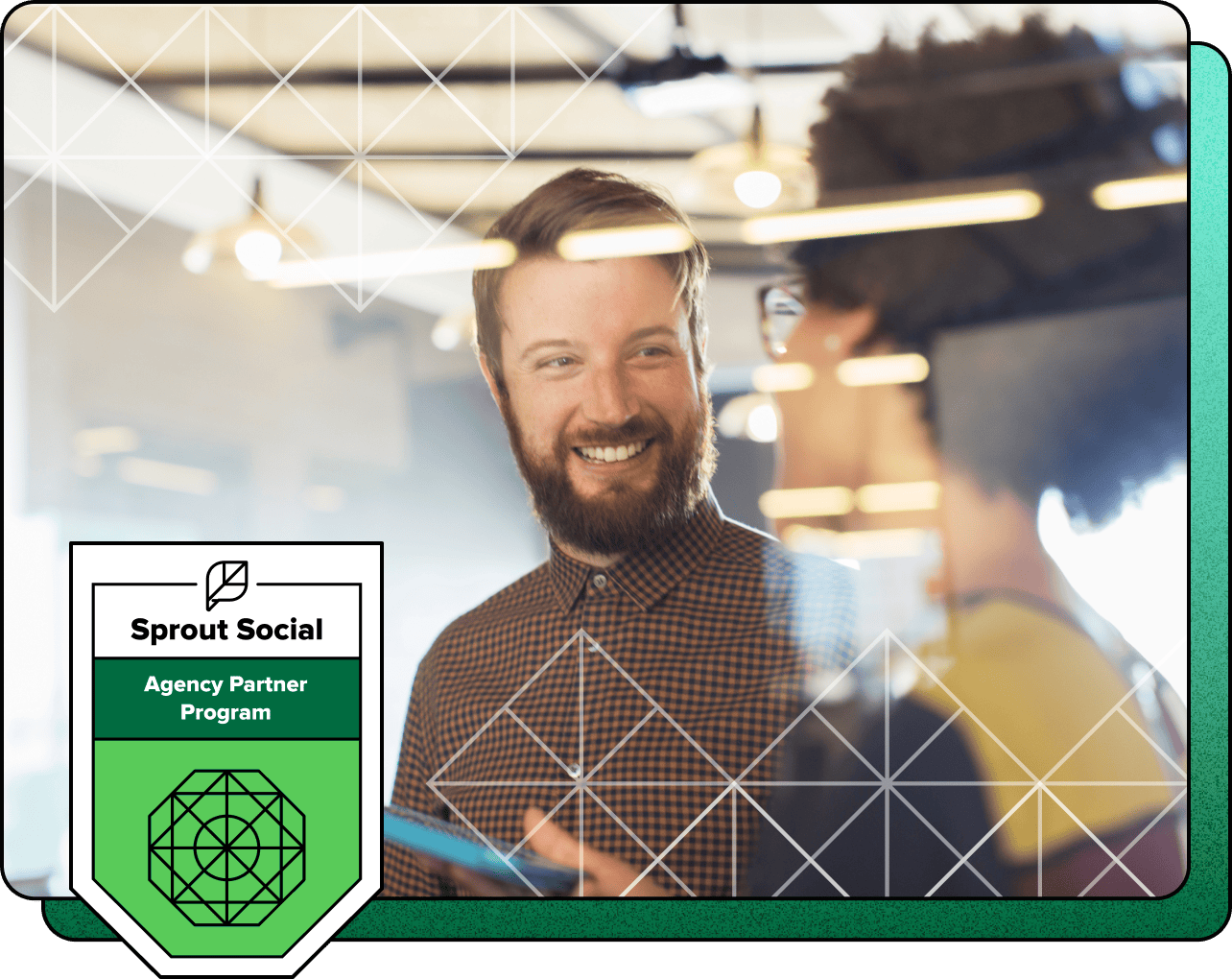 Imagen estilizada de dos empleados, uno al lado del otro con expresiones de confianza, que representan a una agencia que se ha unido al Programa de Agencias Partner de Sprout Social.